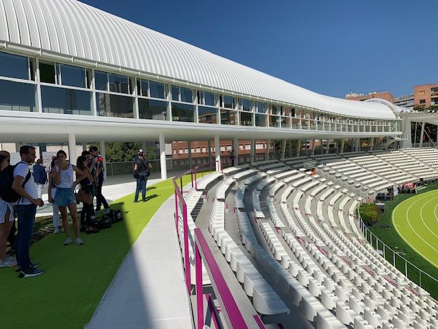 Cuenta con una pista de calentamiento de 75 x 12 metros.