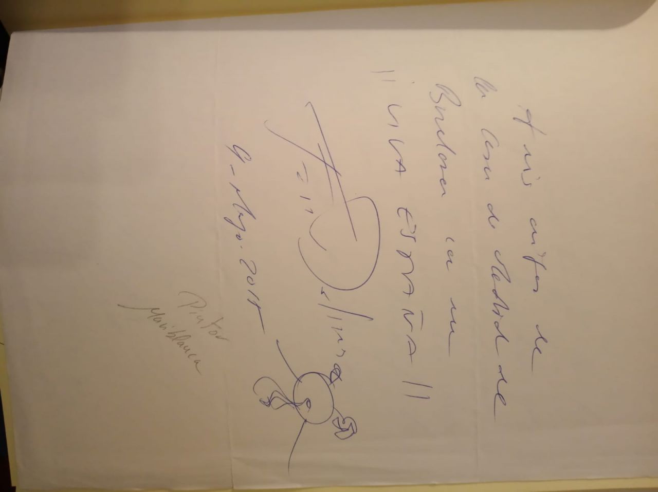 Dedicatorias en el firmo de libras de la Casa de Madrid de Barcelona.
