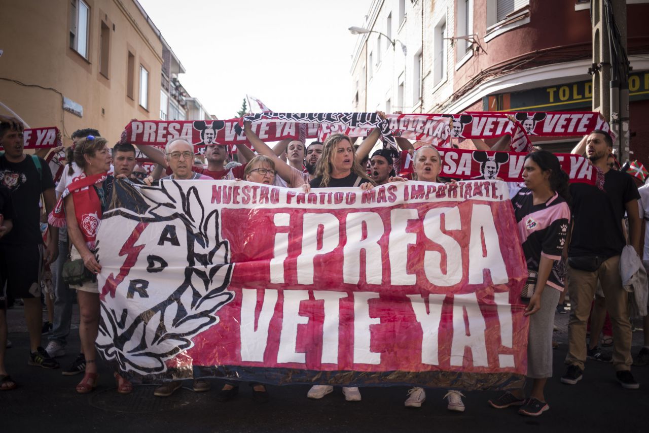 Cientos de seguidores del Rayo Vallecano se reúnen para mostrar su desacuerdo con la gestión del Club. 