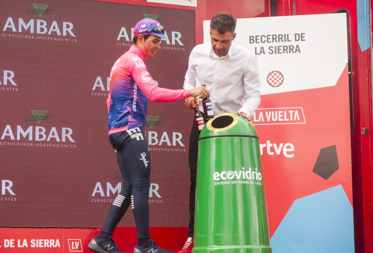 Oscar Peréiro, ex ciclista, y Sergio Higuita, ganador de la etapa 18, reciclando.