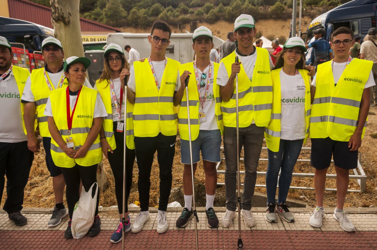 El Pelotón Verde recoge los residuos del último kilómetro de la etapa 18 de La Vuelta, que terminó en Becerril de la Sierra.
