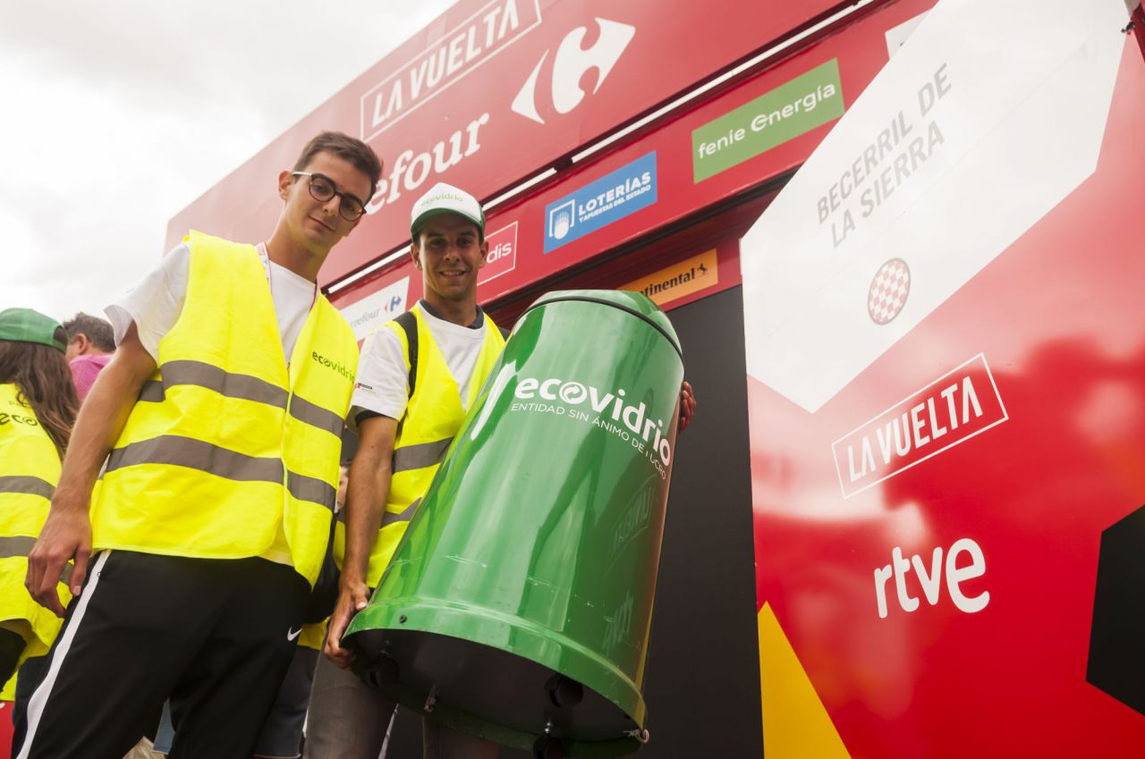 El Pelotón Verde recoge los residuos del último kilómetro de la etapa 18 de La Vuelta, que terminó en Becerril de la Sierra.