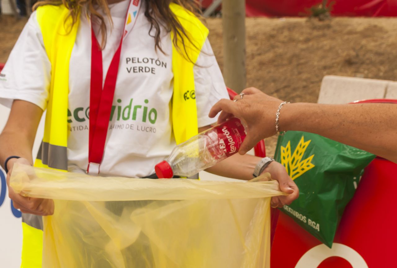 El Pelotón Verde recoge los residuos del último kilómetro de la etapa 18 de La Vuelta, que terminó en Becerril de la Sierra.