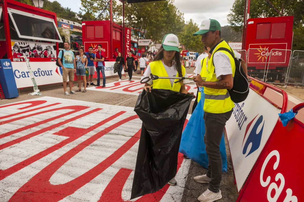 El Pelotón Verde recoge los residuos del último kilómetro de la etapa 18 de La Vuelta, que terminó en Becerril de la Sierra.