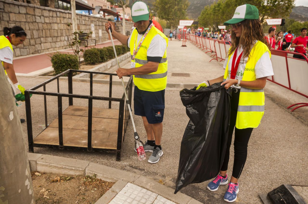 El Pelotón Verde recoge los residuos del último kilómetro de la etapa 18 de La Vuelta, que terminó en Becerril de la Sierra.