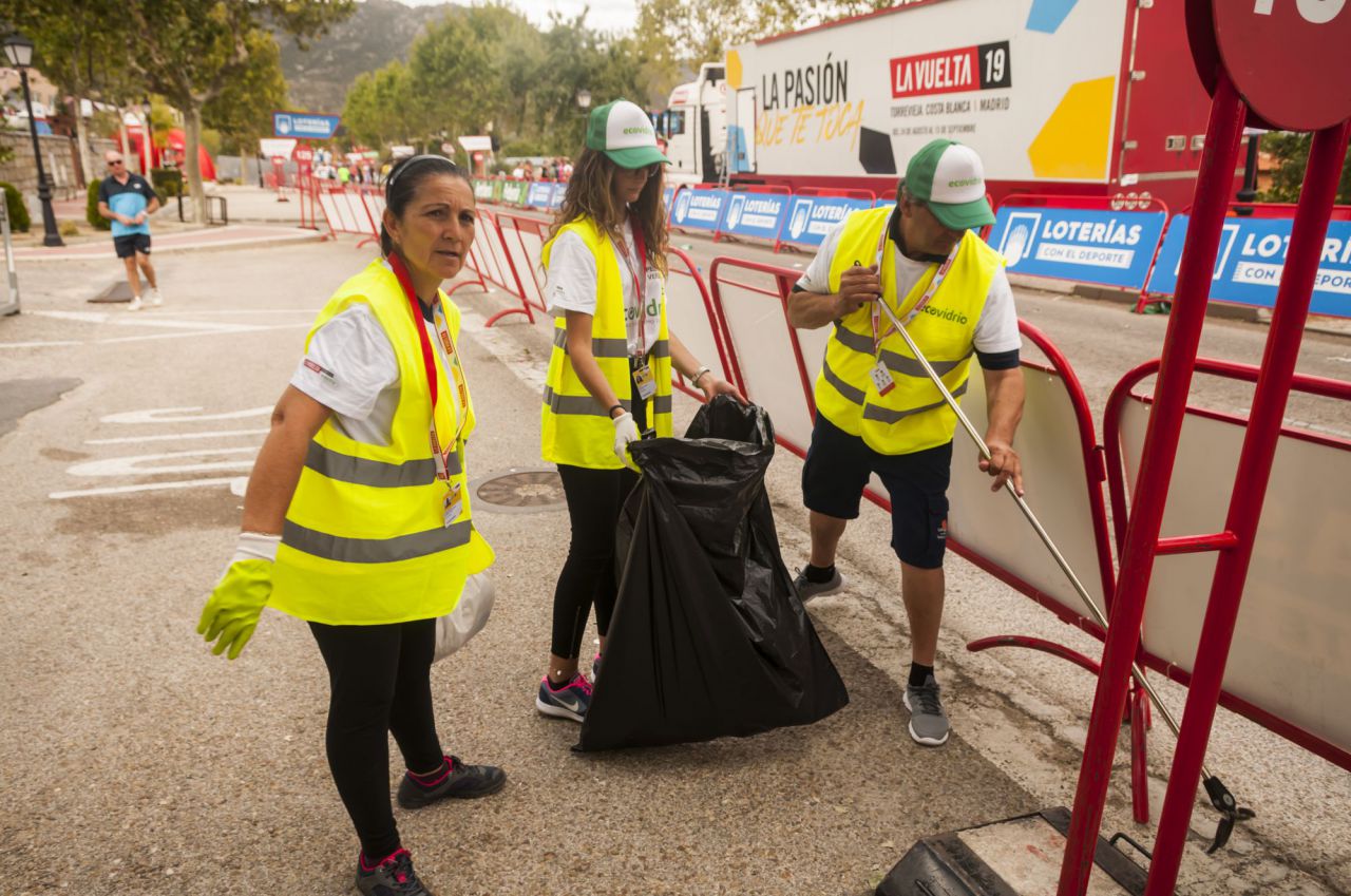 El Pelotón Verde recoge los residuos del último kilómetro de la etapa 18 de La Vuelta, que terminó en Becerril de la Sierra.
