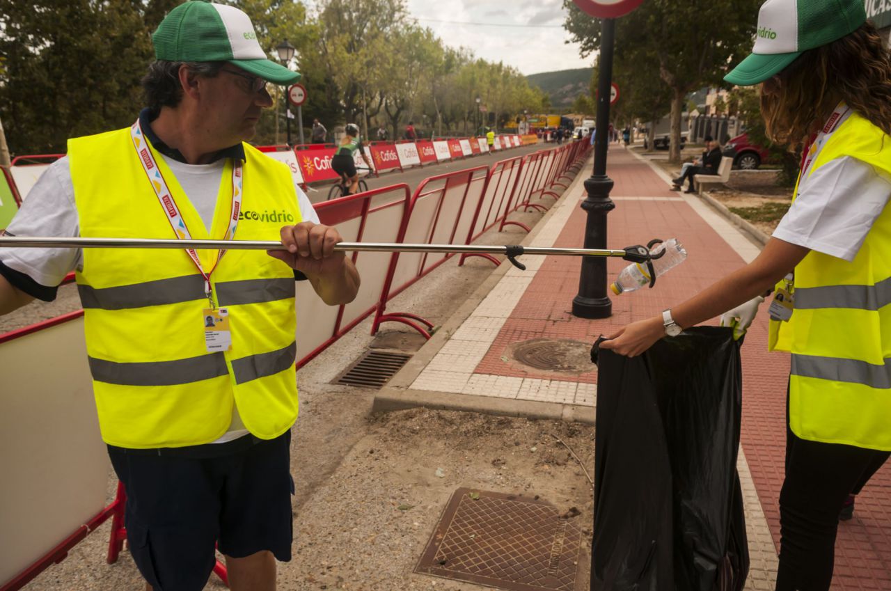 El Pelotón Verde recoge los residuos del último kilómetro de la etapa 18 de La Vuelta, que terminó en Becerril de la Sierra.