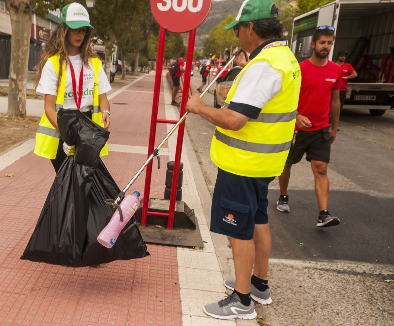 El Pelotón Verde recoge los residuos del último kilómetro de la etapa 18 de La Vuelta, que terminó en Becerril de la Sierra.