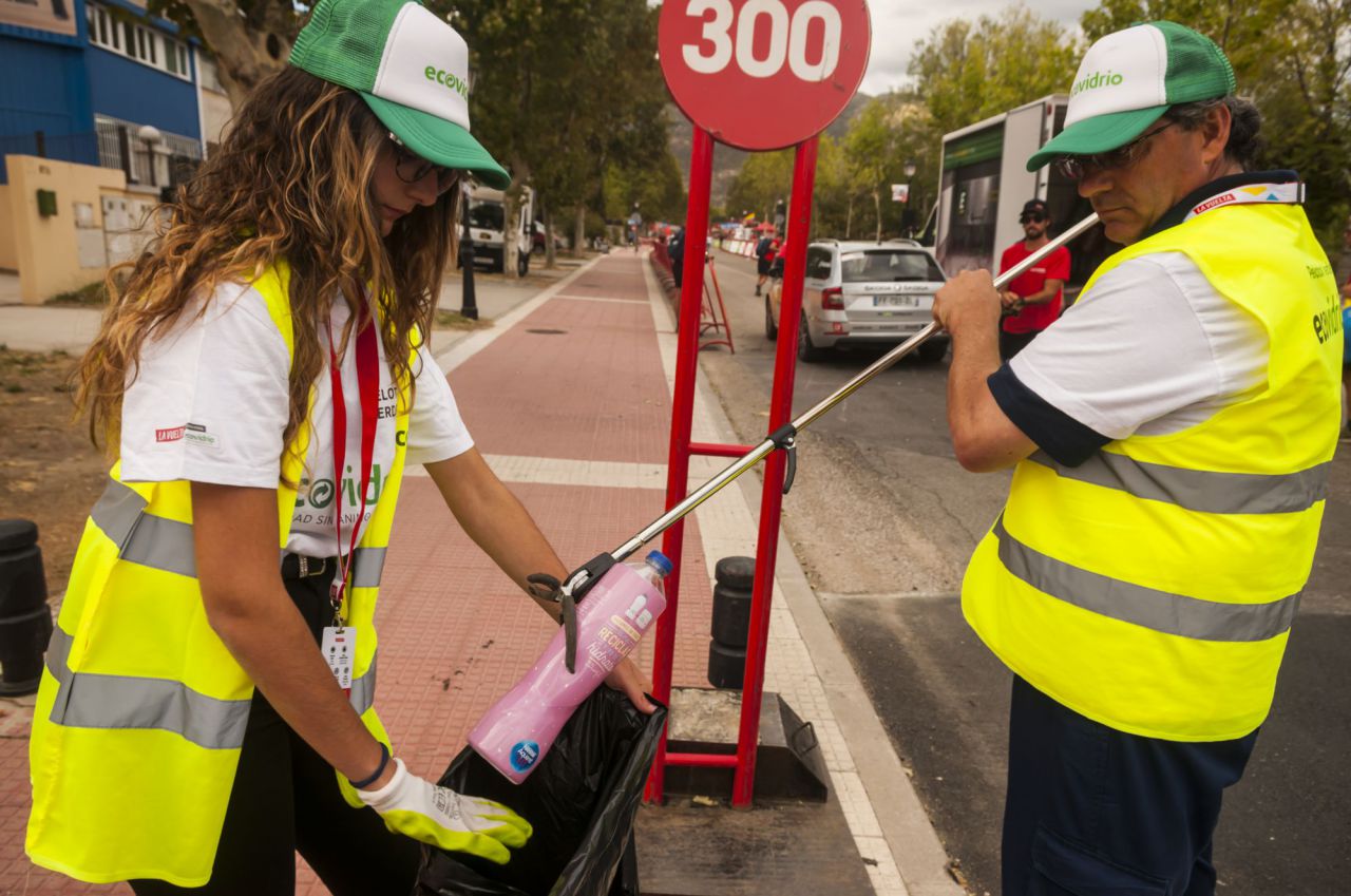El Pelotón Verde recoge los residuos del último kilómetro de la etapa 18 de La Vuelta, que terminó en Becerril de la Sierra.