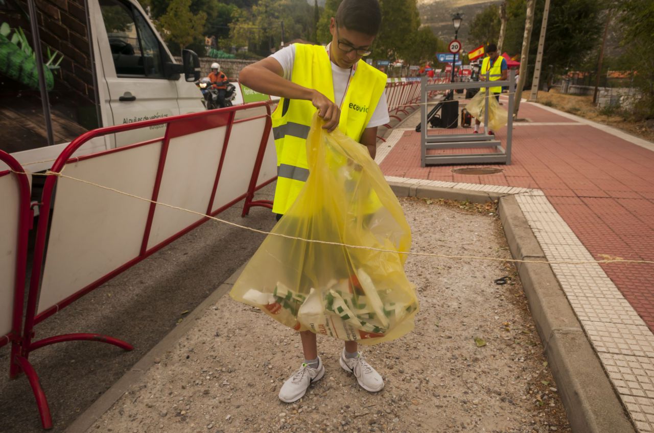 El Pelotón Verde recoge los residuos del último kilómetro de la etapa 18 de La Vuelta, que terminó en Becerril de la Sierra.
