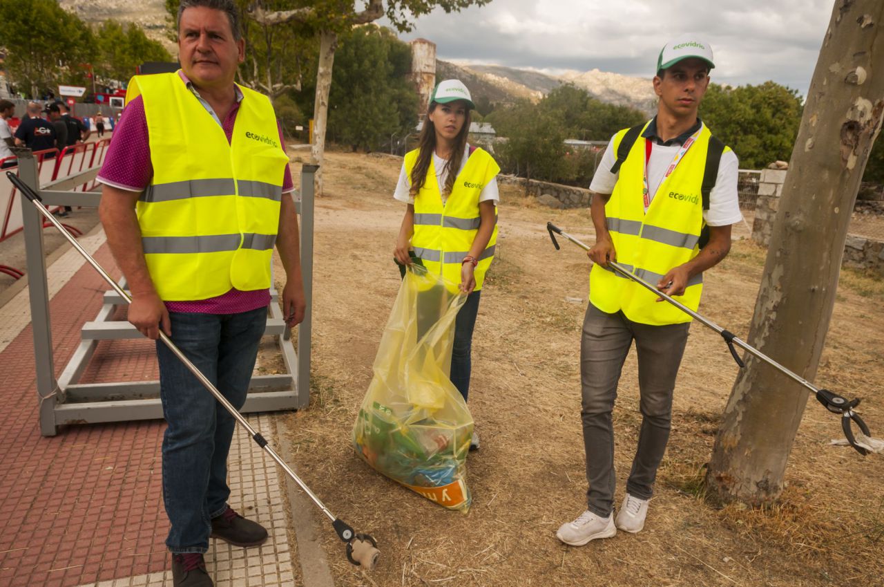 El Pelotón Verde recoge los residuos del último kilómetro de la etapa 18 de La Vuelta, que terminó en Becerril de la Sierra.