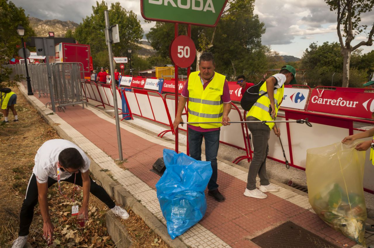 El Pelotón Verde recoge los residuos del último kilómetro de la etapa 18 de La Vuelta, que terminó en Becerril de la Sierra.