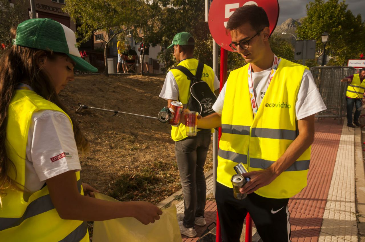 El Pelotón Verde recoge los residuos del último kilómetro de la etapa 18 de La Vuelta, que terminó en Becerril de la Sierra.