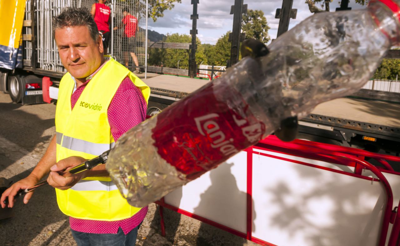 El Pelotón Verde recoge los residuos del último kilómetro de la etapa 18 de La Vuelta, que terminó en Becerril de la Sierra. En la foto, el alcalde del municipio, Antonio Herrero.