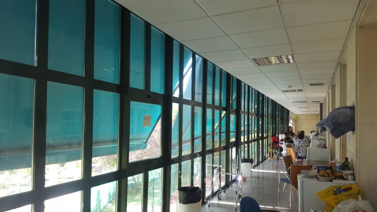 Zona de terraza para que los familiares de niños hospitalizados en oncología puedan salir