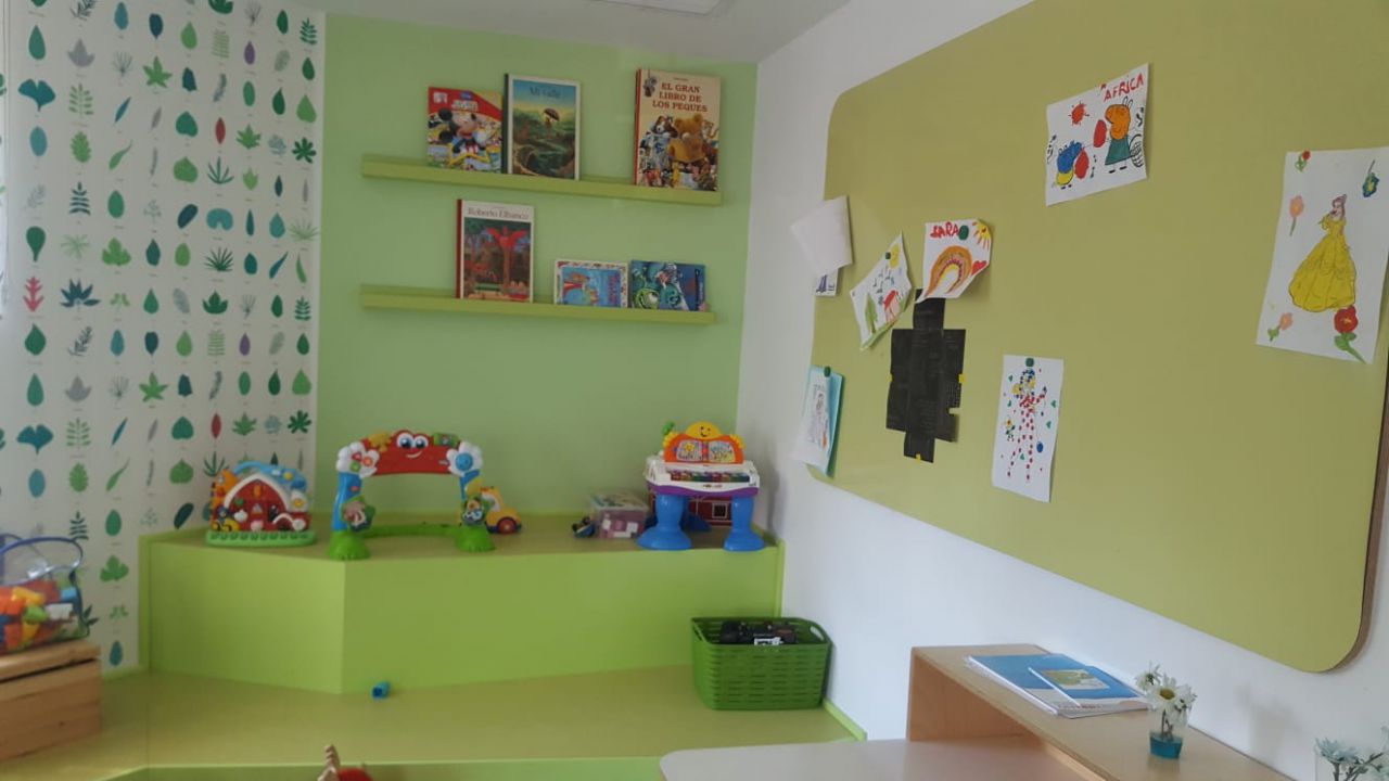 Aulas adecuadas donde los profesores imparten clase a niños hospitalizados
