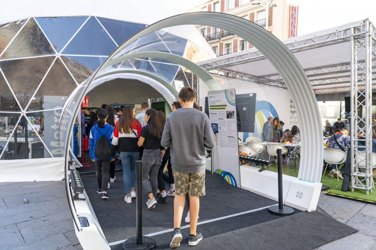 Fotos del Túnel de la Innovación situado en Callao del 1 al 6 de octubre para acercar la ingeniería de caminos a la ciudadanía.