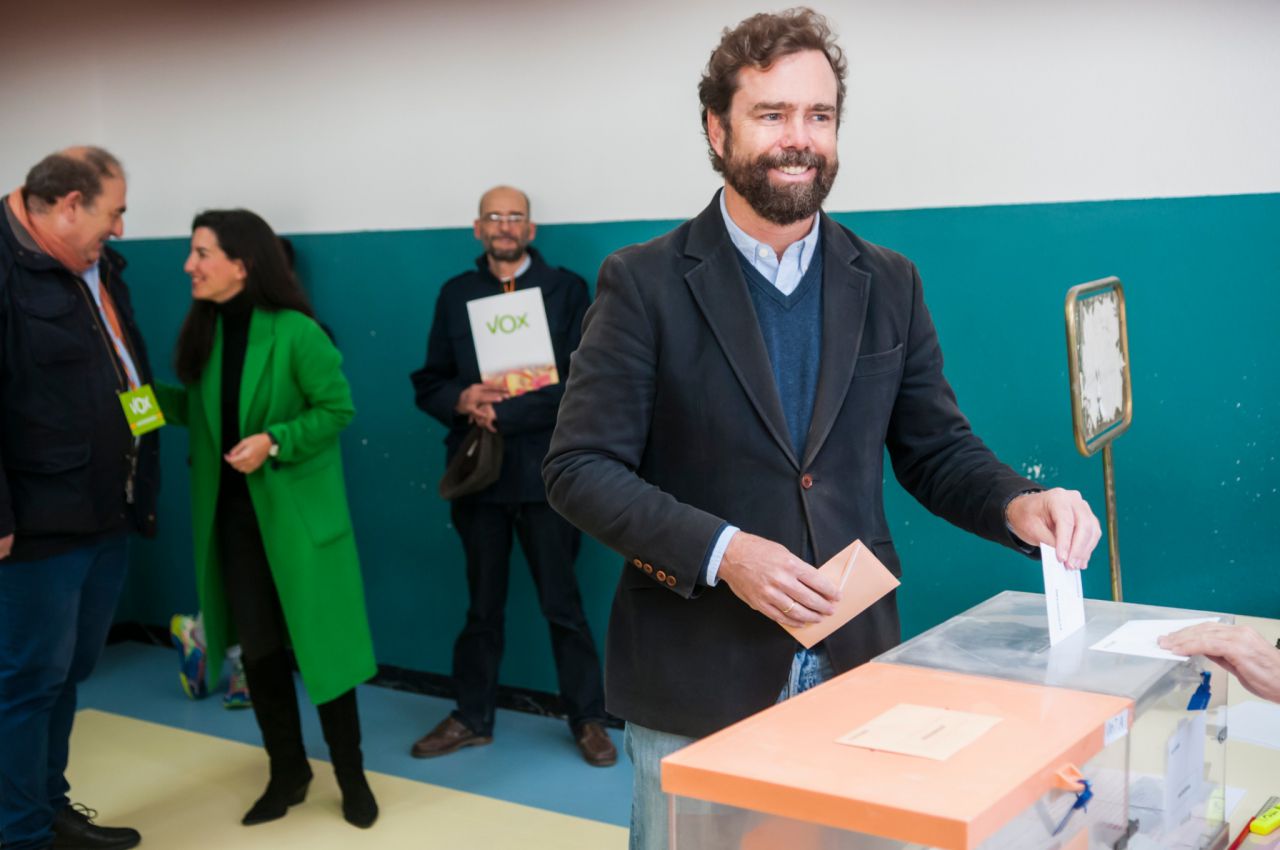 Junto a ella ha votado su marido, Iván Espinosa de los Monteros