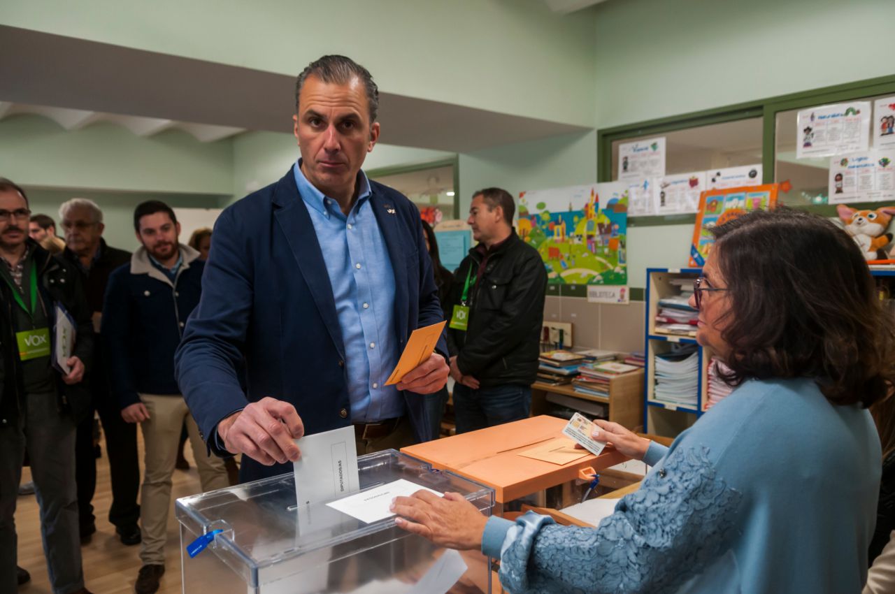 El portavoz de Vox en el Ayuntamiento, Javier Ortega Smith, también ha ejercitado su derecho al voto
