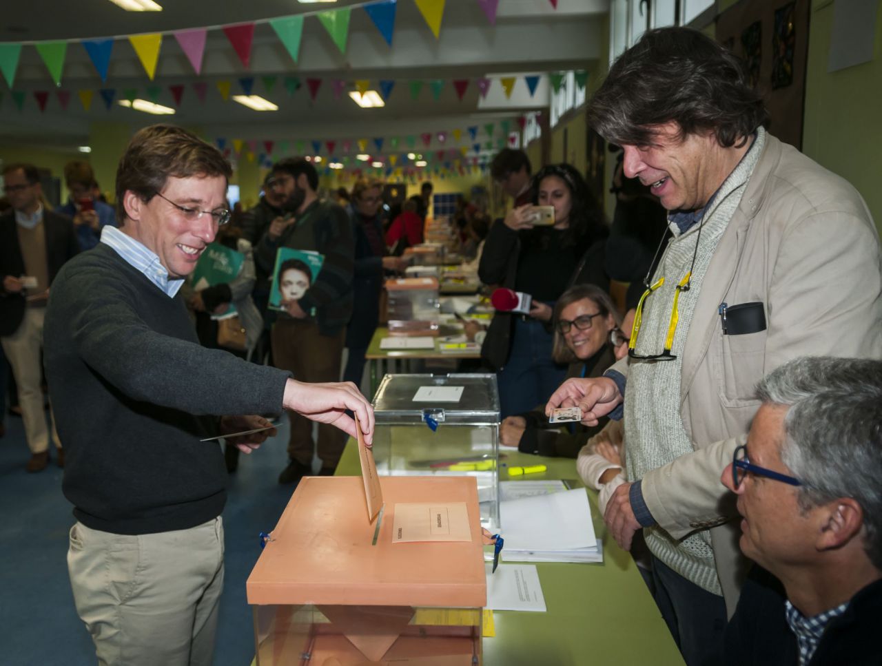 El alcalde de Madrid, José Luis Martínez-Almeida ha madrugado para votar a las 9:15 en el Colegio  Ortega y Gasset