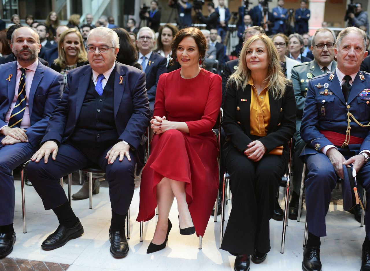 Isabel Díaz Ayuso y autoridades