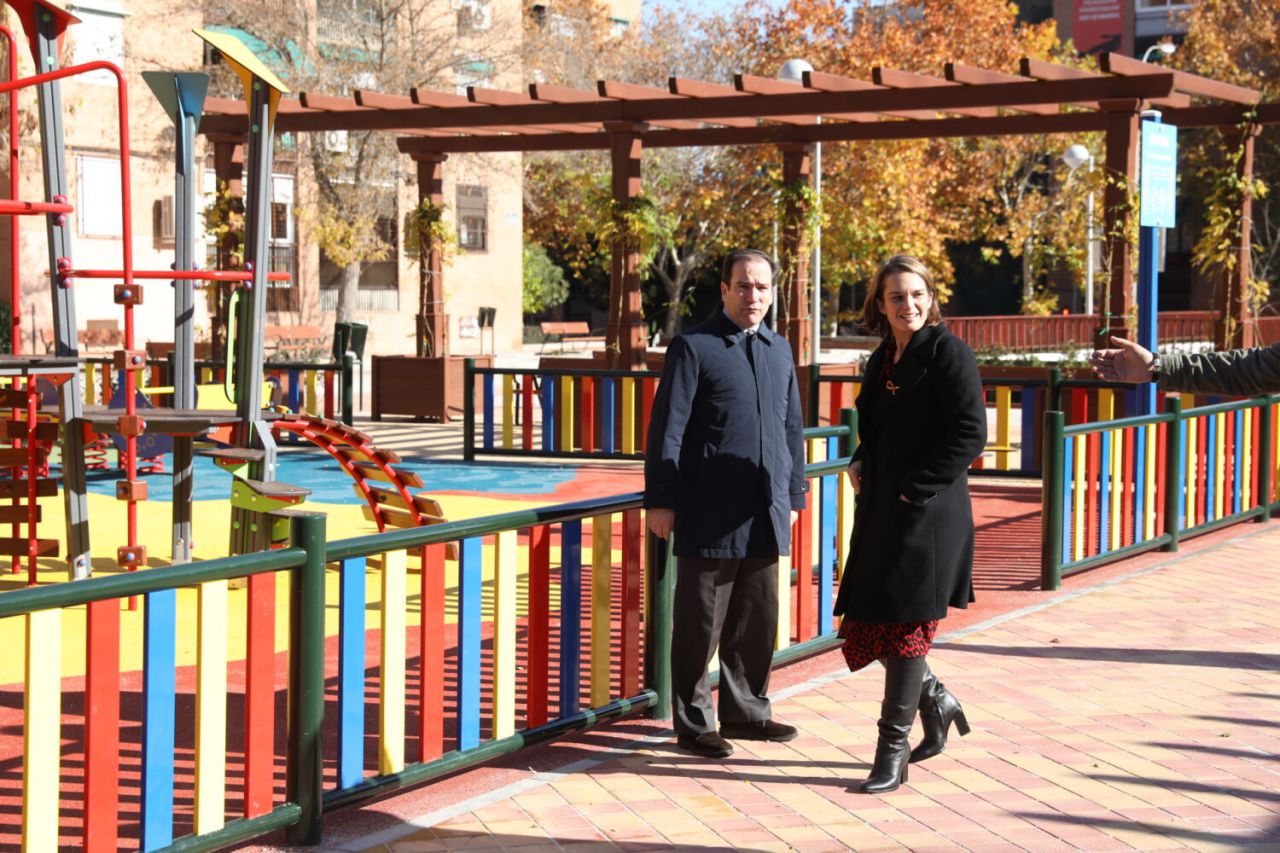 El delegado de Medio Ambiente, Borja Carabante, y la concejala de Moncloa-Aravaca, Loreto Sordo, visitan el parque Antonio Machado.