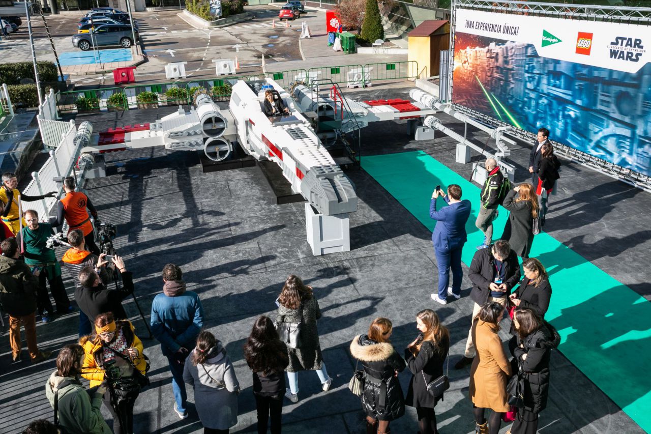 El Corte Inglés trae a España la nave X-Wing de Star Wars a tamaño real de la mano de LEGO y Disney