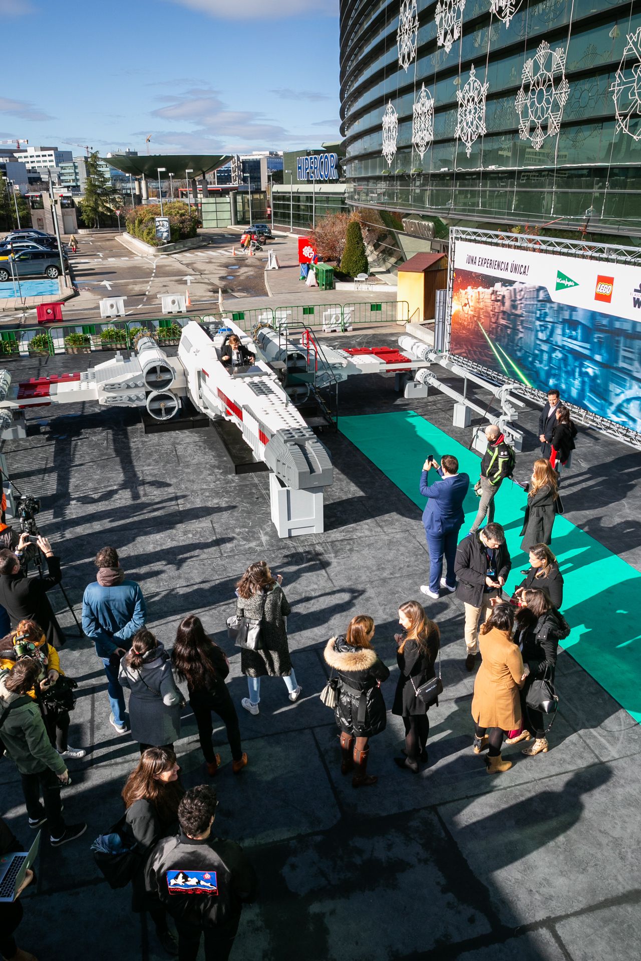 El Corte Inglés trae a España la nave X-Wing de Star Wars a tamaño real de la mano de LEGO y Disney