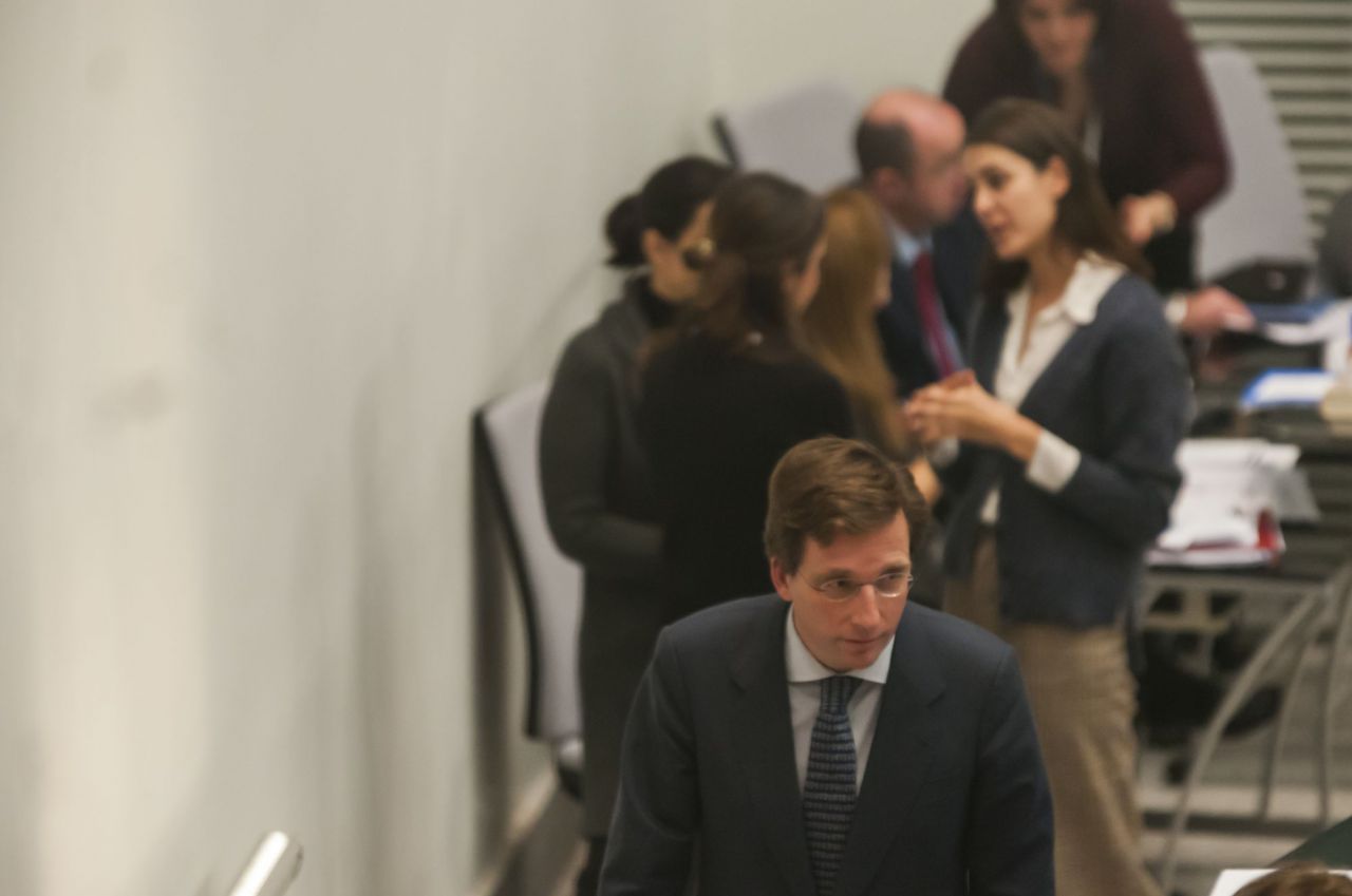 Almeida pasa por delante de Rita Maestre, Andrea Levy y Mercedes González.