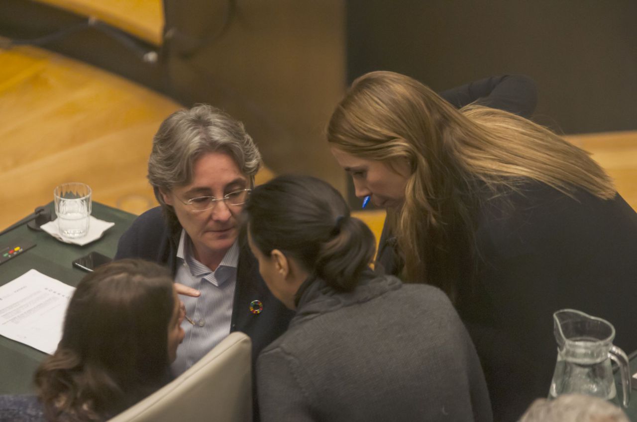 Marta Higueras y Rita Maestre (Más Madrid), con Mercedes González y Mar Espinar (PSOE) estudiando cómo parar el Pleno.