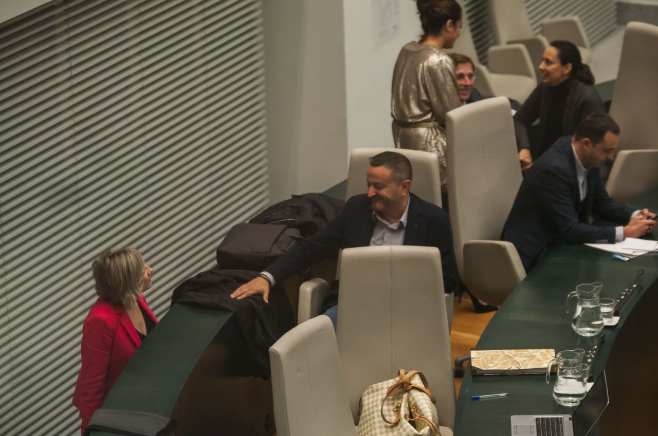 Pedro Barrero (PSOE) habla con Aranzazu Cabello (Vox). Al fondo, Almeida con Mercedes González y Enma López (PSOE).