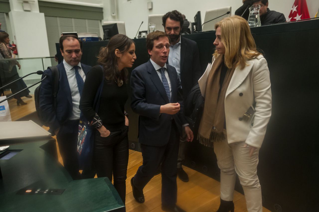 Almeida charla con Andrea Levy, Inma Sanz, Borja Carabante y su director de Comunicación.