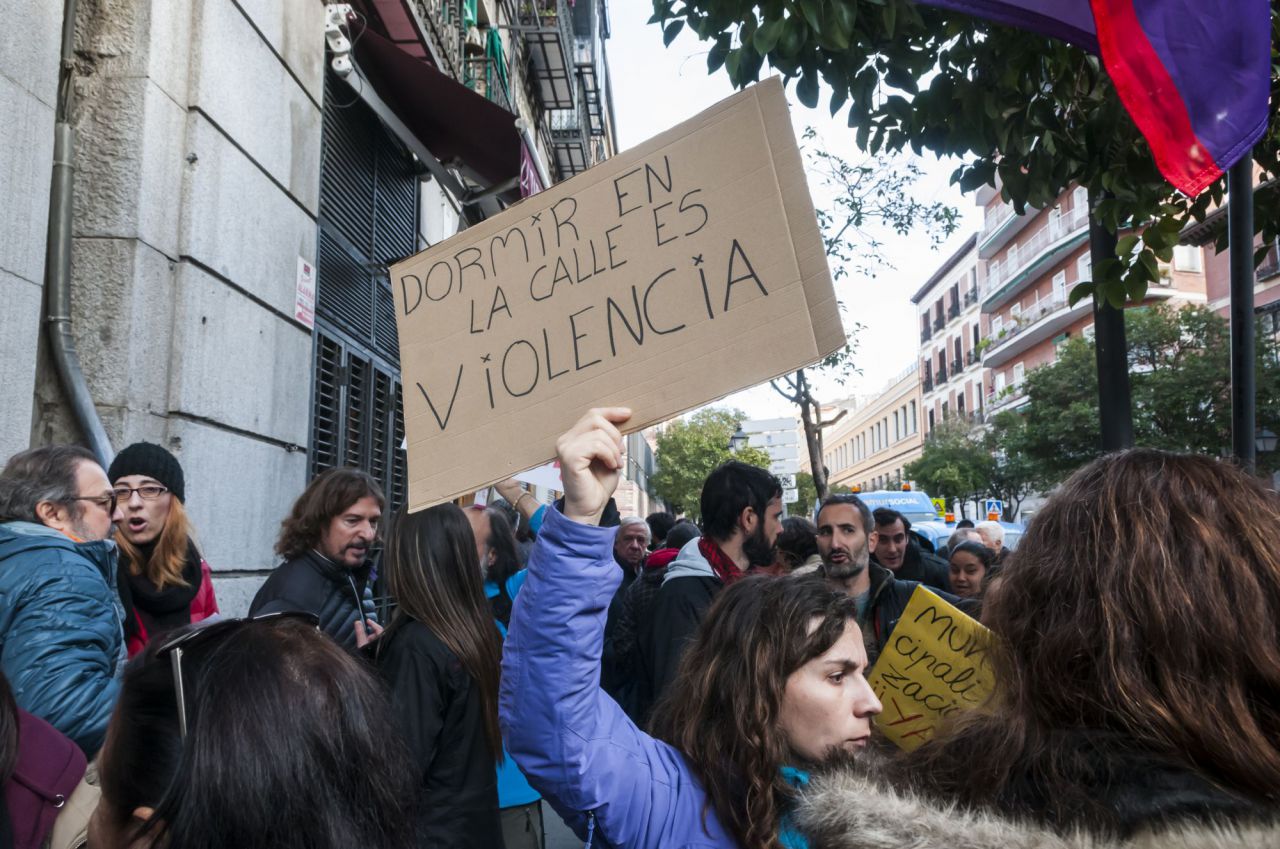 La problemática social más significativa de 2019 en la capital tiene nombre propio. Más bien, acrónimo: ‘menas’. Un término que ha virado del absoluto desconocimiento al vocabulario recurrente de los madrileños. Una palabra que, no obstante, ha blanqueado en cierto modo la compleja realidad a la que hace referencia: la precariedad en la que han vivido los últimos meses los menores extranjeros no acompañados en Madrid. Continúe leyendo>>

