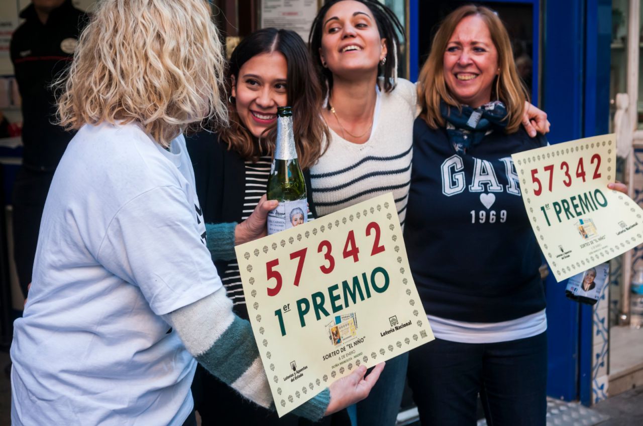 Los trabajadores de Doña Manolita celebran que han dado parte del 'Gordo' del Sorteo de 'El Niño'.