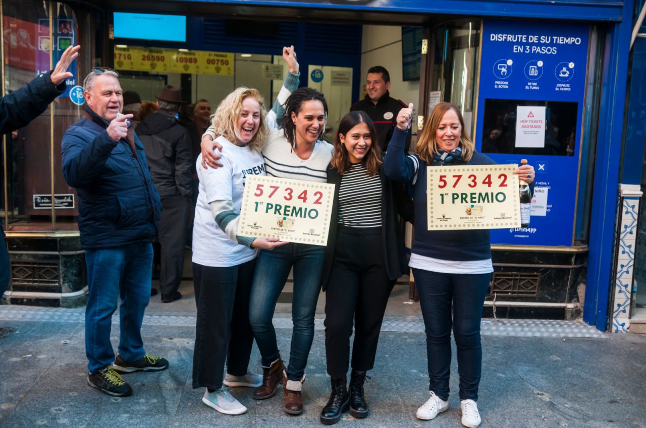 Los trabajadores de Doña Manolita celebran que han dado parte del 'Gordo' del Sorteo de 'El Niño'.