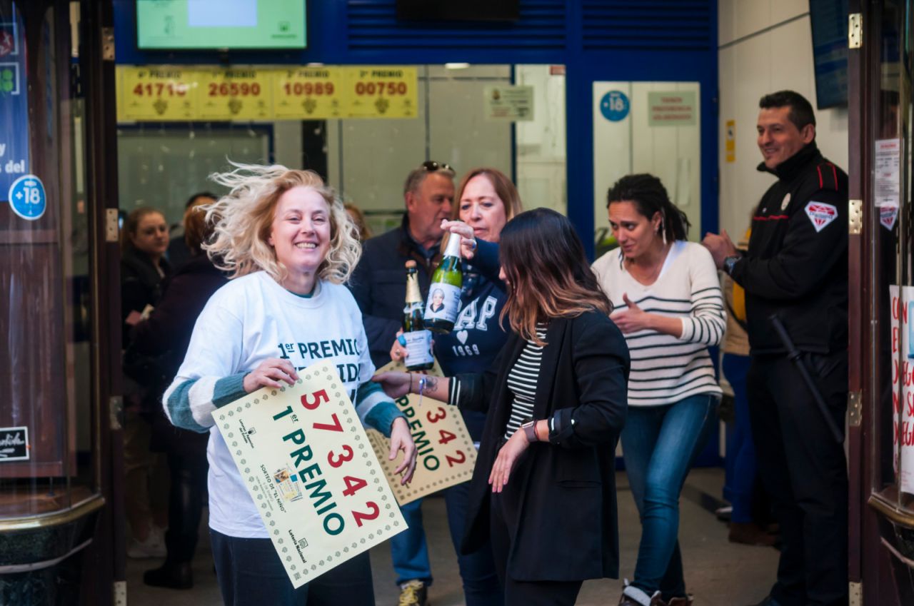 Los trabajadores de Doña Manolita celebran que han dado parte del 'Gordo' del Sorteo de 'El Niño'.