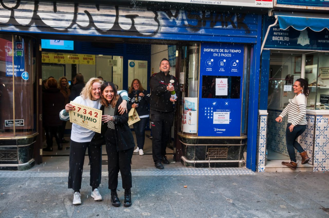 Los trabajadores de Doña Manolita celebran que han dado parte del 'Gordo' del Sorteo de 'El Niño'.