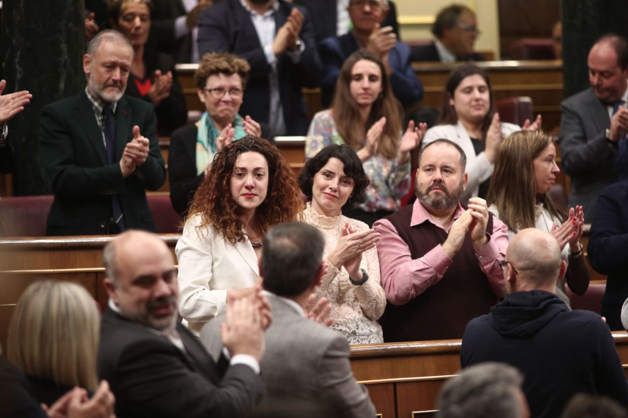 El Congreso ovaciona a la diputada de En Comú Podem, Aina Vidal, que padece cáncer.