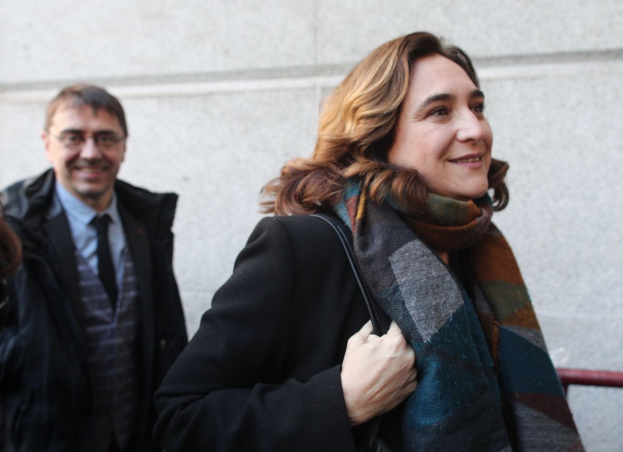 Juan Carlos Monedero y Ada Colau, alcaldesa de Barcelona, entran al hemiciclo minutos antes de la investidura de Sánchez.