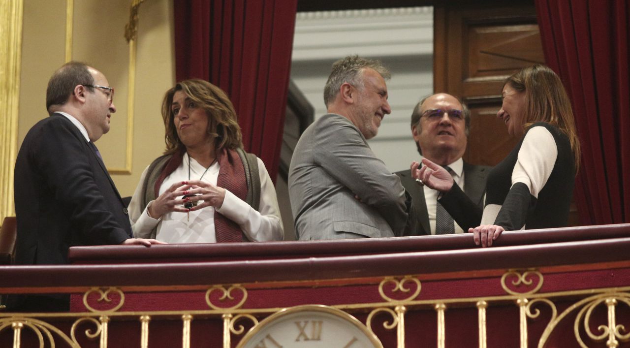 Varios líderes autonómicos del PSOE conversan en la tribuna de invitados. Entre ellos, Miquel Iceta, Susana Díaz o Ángel Gabilondo.