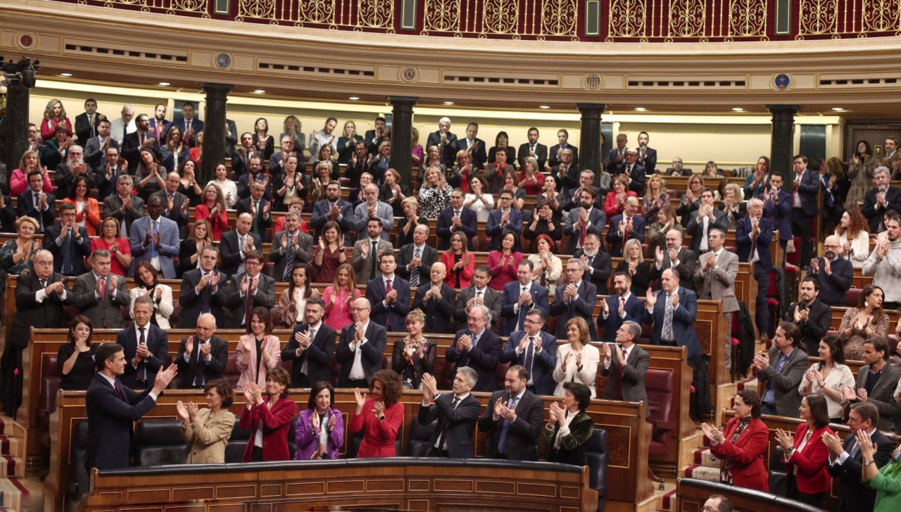Los diputados del PSOE y de Podemos aplauden en pie a Pedro Sánchez.