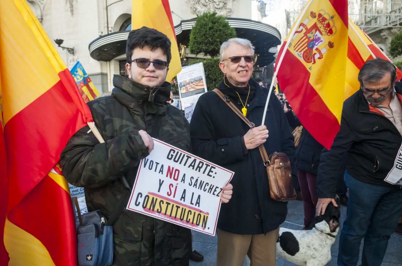 Varias personas se han concentrado a las afueras del Congreso para protestar por la investidura. Han sido muchas menos, eso sí, que las contabilizadas el pasado sábado.