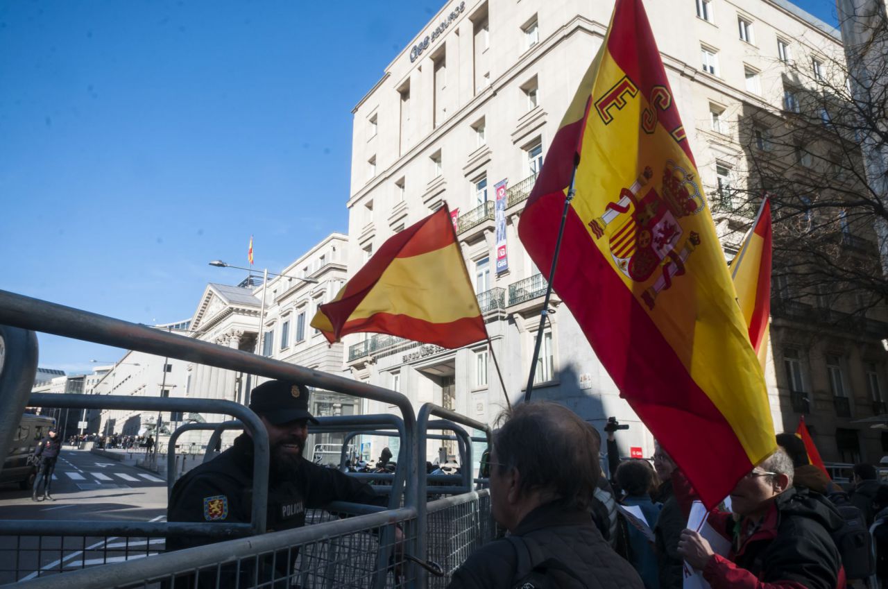 Varias personas se han concentrado a las afueras del Congreso para protestar por la investidura. Han sido muchas menos, eso sí, que las contabilizadas el pasado sábado.