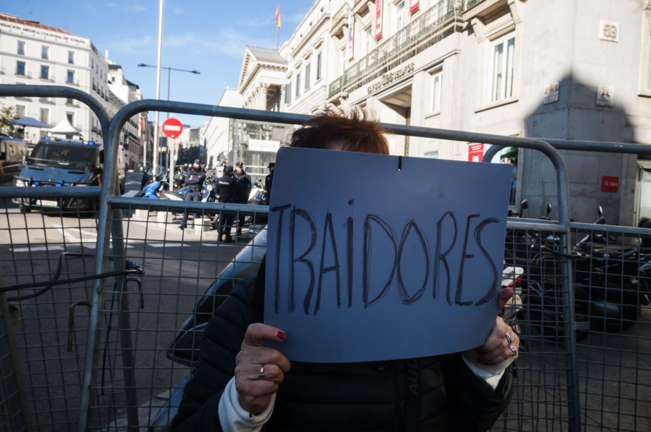 Varias personas se han concentrado a las afueras del Congreso para protestar por la investidura. Han sido muchas menos, eso sí, que las contabilizadas el pasado sábado.
