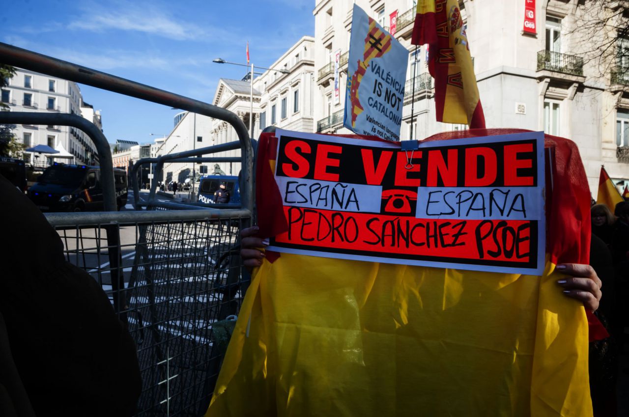 Varias personas se han concentrado a las afueras del Congreso para protestar por la investidura. Han sido muchas menos, eso sí, que las contabilizadas el pasado sábado.