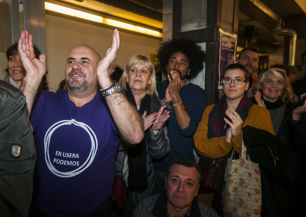 Algunos simpatizantes de Podemos, entre ellos el diputado regional Tito Morano, se han juntado en La Morada, sede del partido, para celebrar la investidura de Pedro Sánchez.