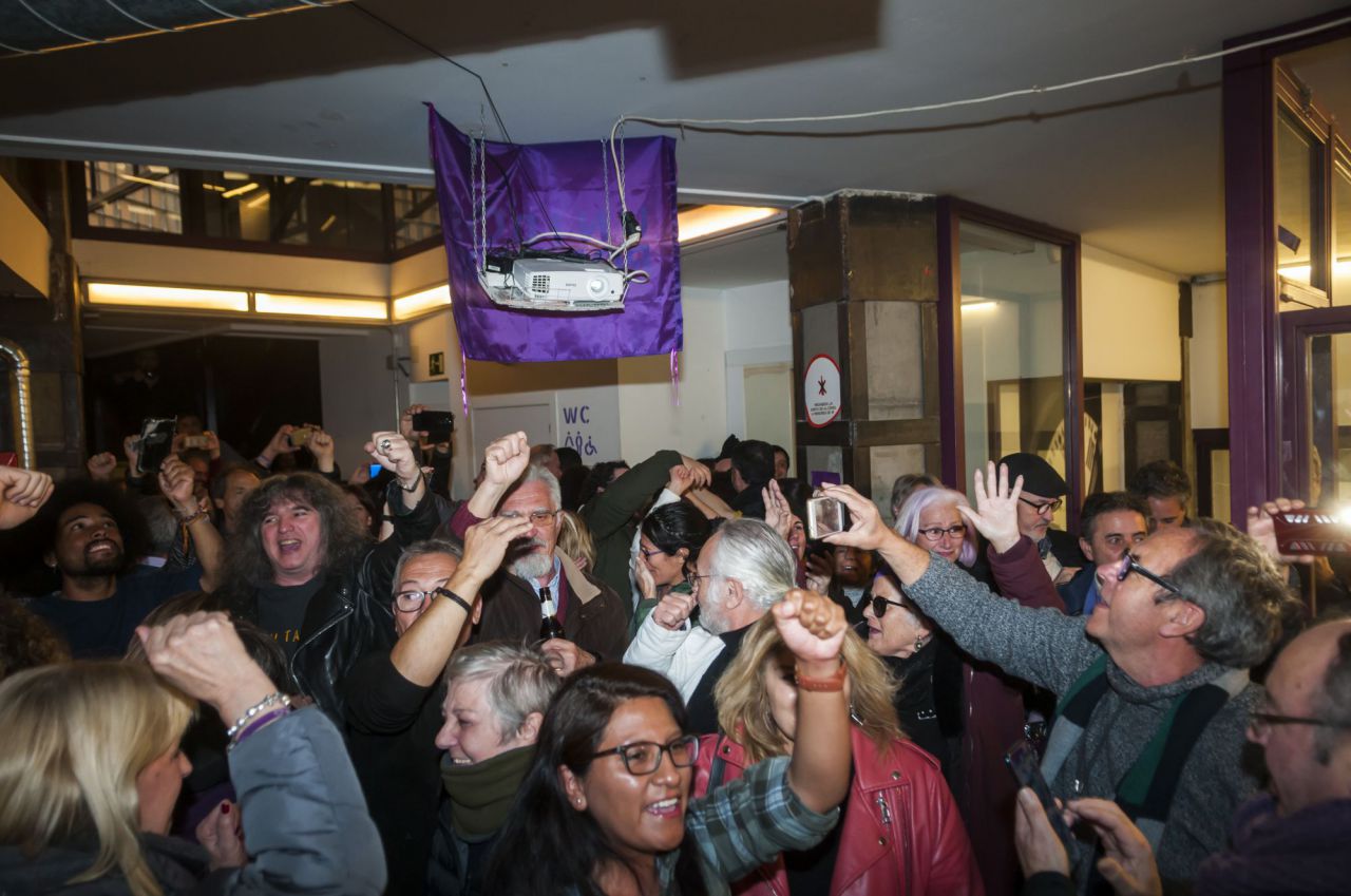 Algunos simpatizantes de Podemos, entre ellos el diputado regional Tito Morano, se han juntado en La Morada, sede del partido, para celebrar la investidura de Pedro Sánchez.