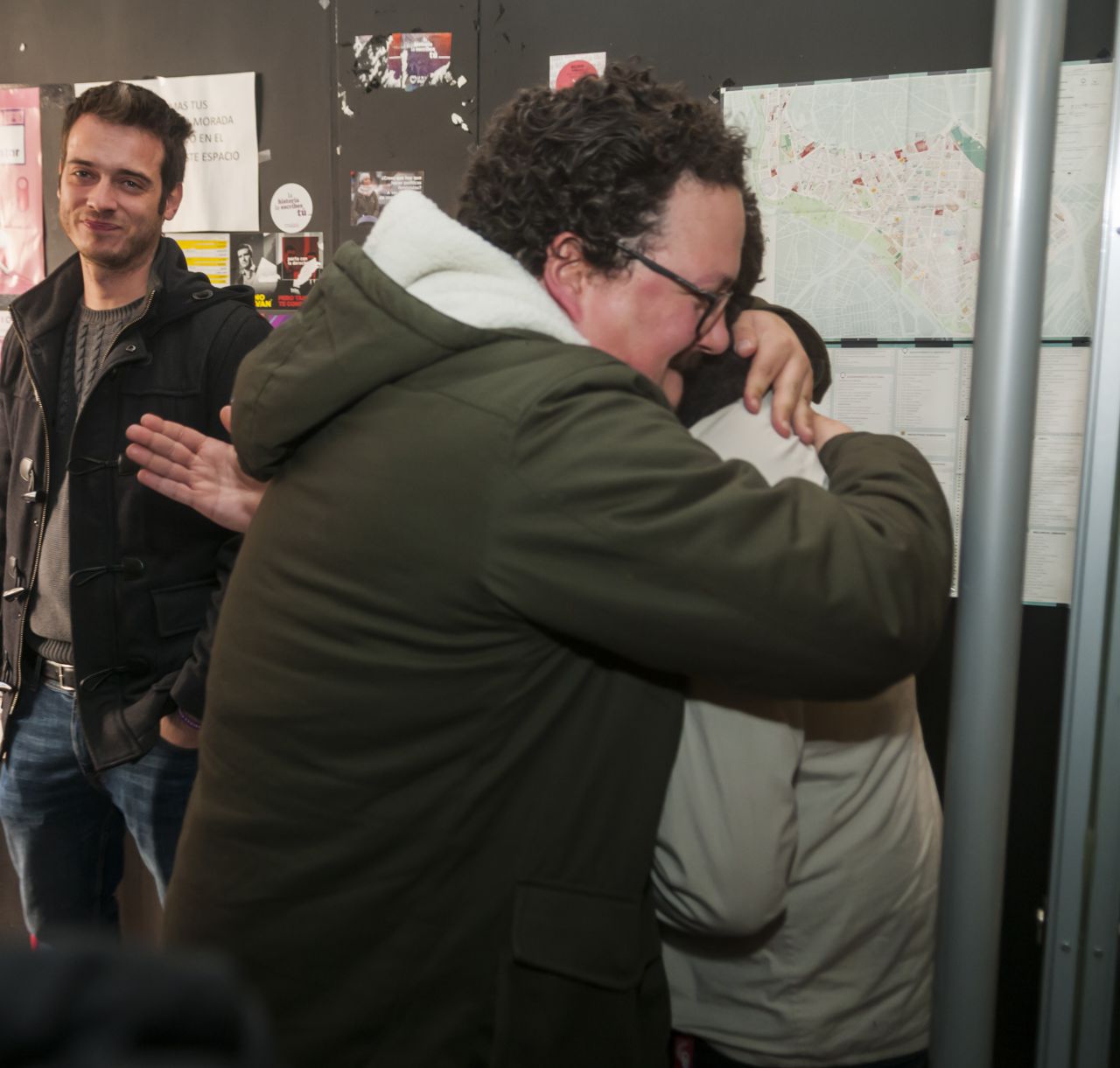 Algunos simpatizantes de Podemos, entre ellos el diputado regional Tito Morano, se han juntado en La Morada, sede del partido, para celebrar la investidura de Pedro Sánchez.