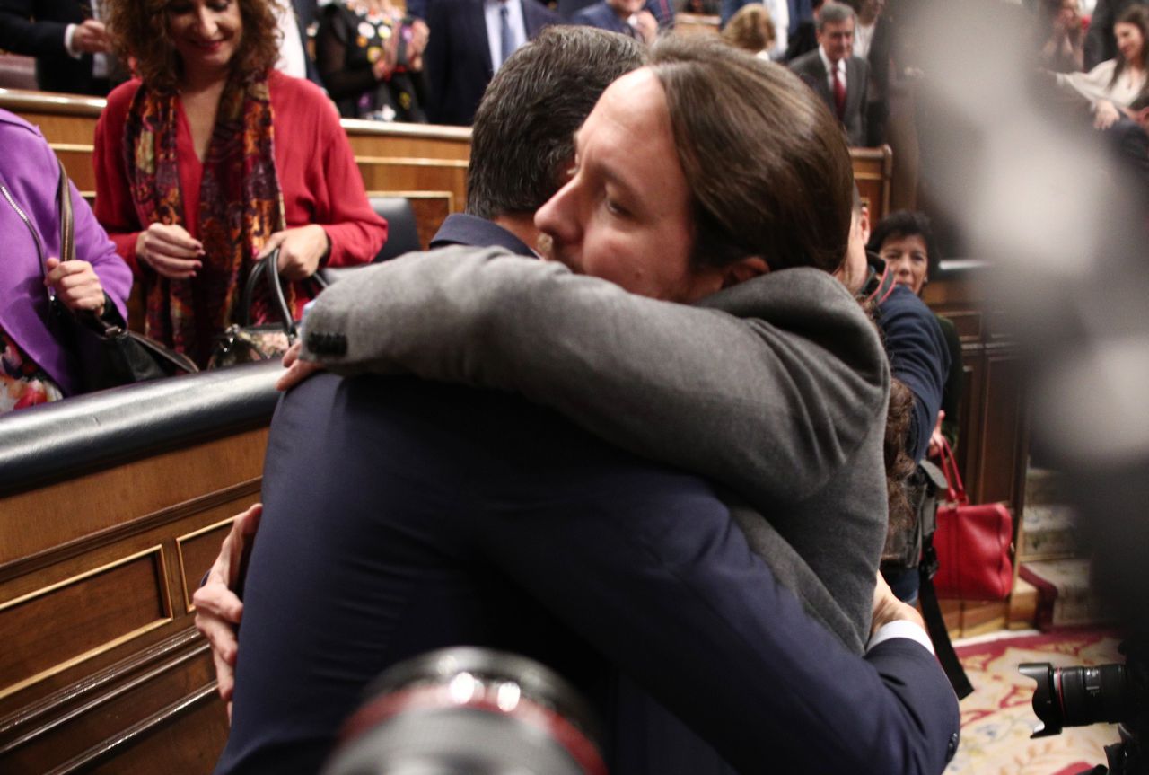 Pedro Sánchez y Pablo Iglesias se abrazan tras ser investido el primero como presidente del Gobierno.