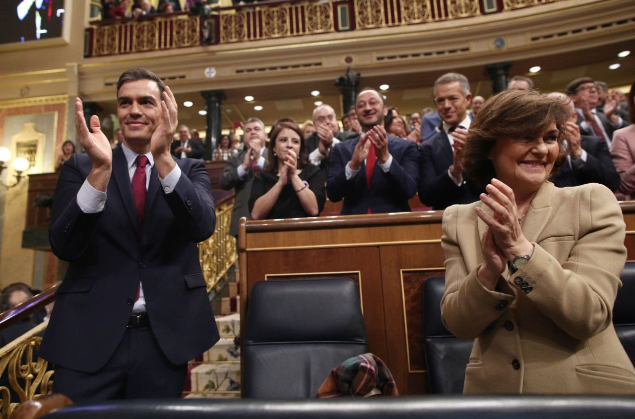 La bancada socialista aplaude a Sánchez tras ser investido.